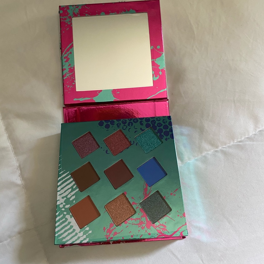 Living in color eyeshadow palette